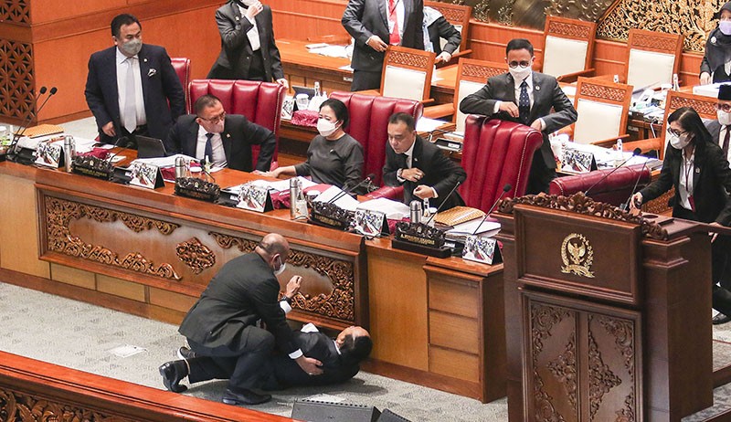 Detik-Detik Wakil Ketua Banggar DPR Jatuh usai Berikan Laporan kepada Puan Maharani - Bagian 4