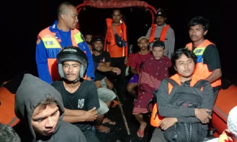 KM Karmila Patah Kemudi di Perairan Kambing, 13 Penumpang Dievakuasi