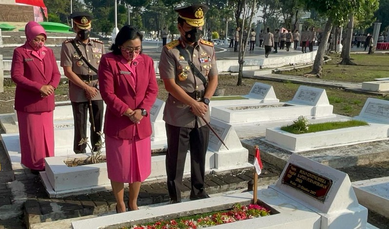 Hari Bhayangkara, Kapolda Jatim Pimpin Ziarah dan Tabur Bunga di Makam Pahlawan 