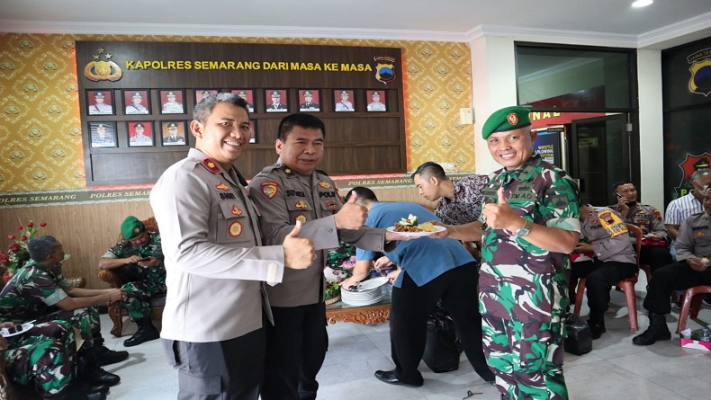 Datangi Mapolres Semarang, Personel Kodim Salatiga Berikan Surprise Ucapan HUT Bhayangkara