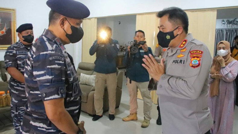 Lantamal VIII Manado Beri Kejutan di Hari Bhayangkara ke-76, Begini Respons Kapolda Sulut