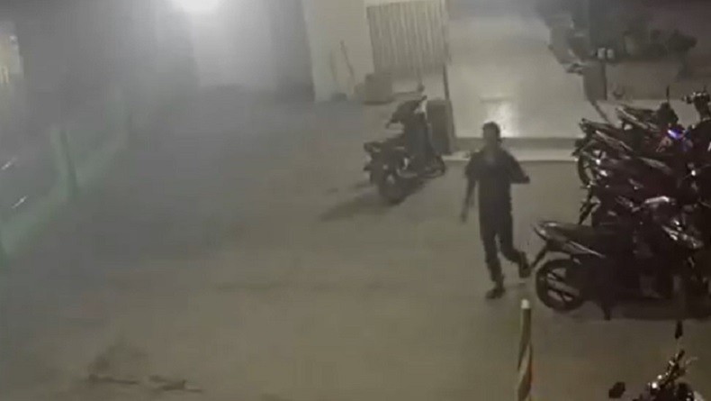 Terekam CCTV, Gerobak Pedagang Bakso Keliling Hilang saat Ditinggal Salat Magrib di Masjid