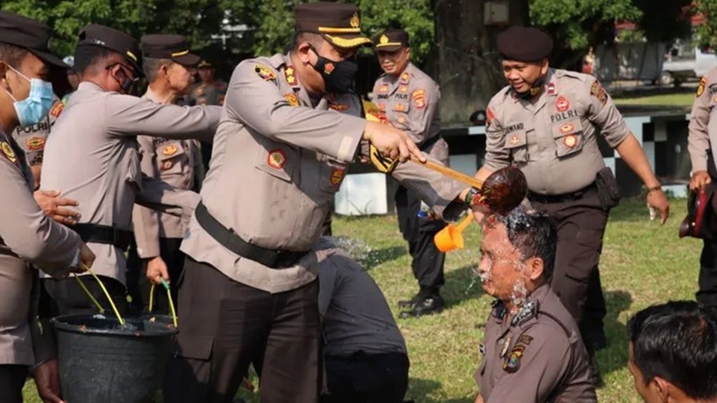 36 Anggota Polres Lampung Tengah Naik Pangkat, Disiram Air Kembang