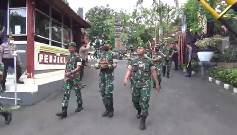 HUT Bhayangkara, Puluhan Prajurit TNI Berikan Kejutan di Polres Gianyar