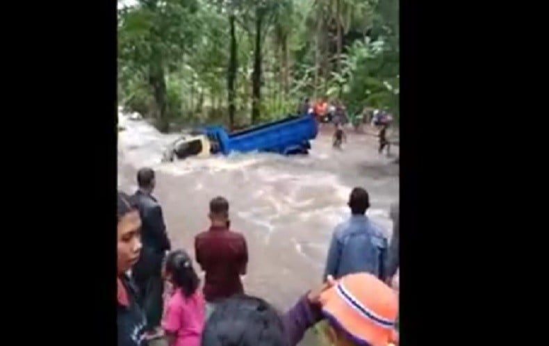 Viral Truk Terjebak Banjir  dan Terseret Arus Sungai di Ngada, Sopir dan Penumpang Selamat