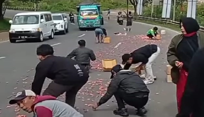 Viral Warga Pungut Dodol Berhamburan di Jalan Raya Nagreg, Netizen: Karunya Teuing