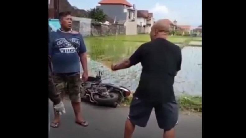 Viral Pria Plontos Tantang Polisi Berpakaian Preman Berkelahi, Ujung-ujungnya Minta Maaf