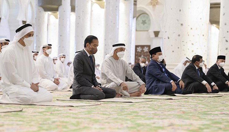 Momen Jokowi, MBZ dan Prabowo Khusyuk Salat Jumat Berjamaah di Abu Dhabi - Bagian 3