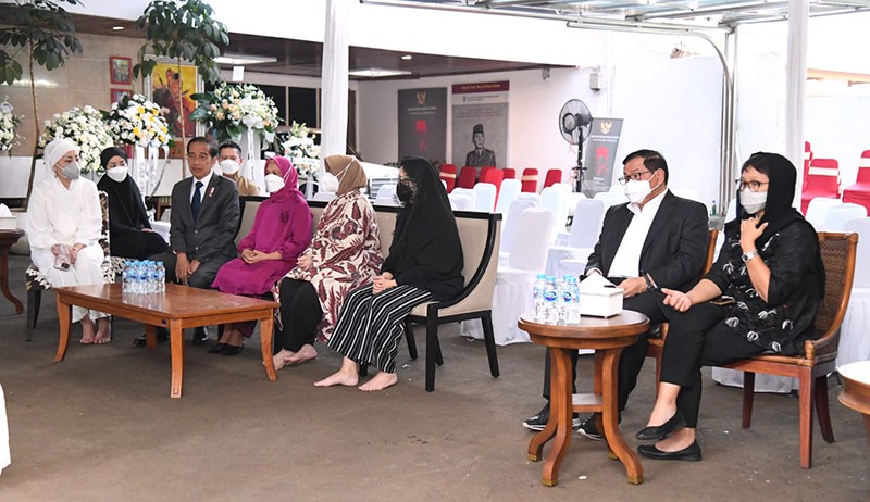 Presiden Jokowi dan Ibu Iriana Takziah ke Kediaman Almarhum Tjahjo Kumolo - Bagian 3