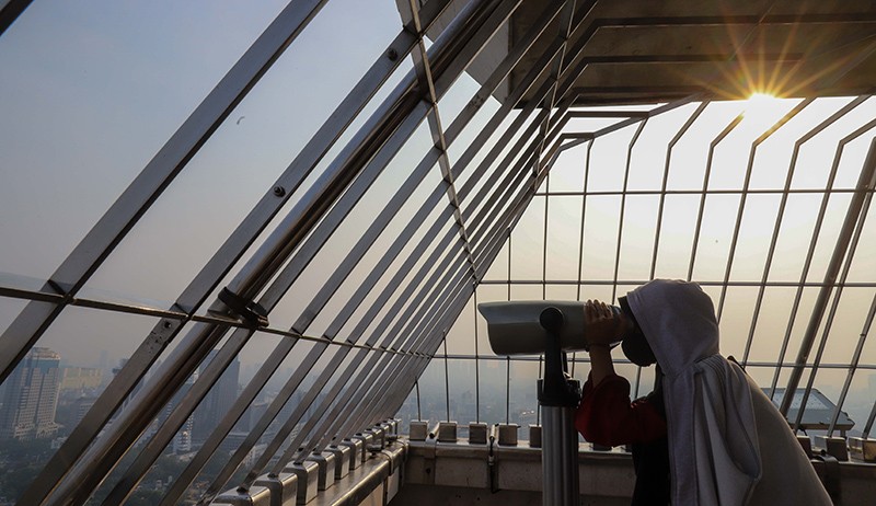 Suasana Monas Dikunjungi Wisatawan setelah Kembali Dibuka - Bagian 2