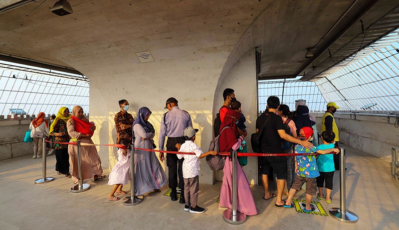 Suasana Monas Dikunjungi Wisatawan setelah Kembali Dibuka - Bagian 3