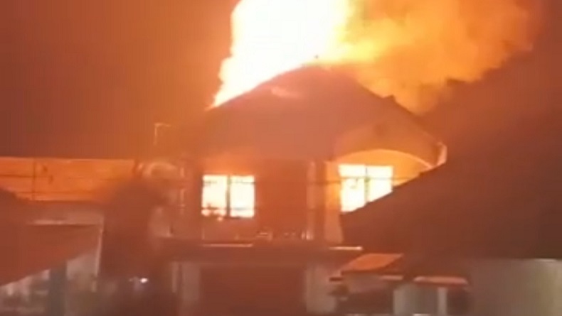 Api Lumat Rumah Dua Lantai di Cicurug Sukabumi, Pemilik Rugi Rp800 Juta