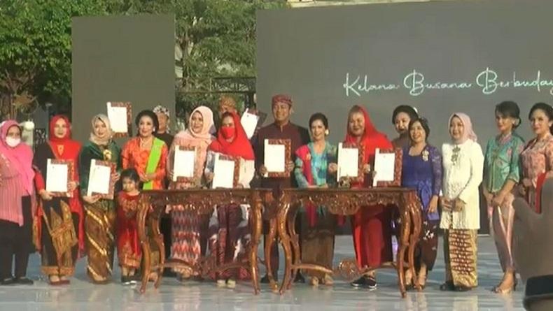 Ratusan Perempuan dari Berbagai Profesi Ikut Parade Kebaya Nasional di Semarang