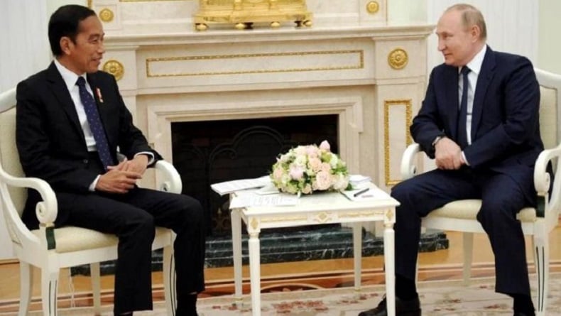 Gaya Putin Duduk Berdekatan dengan Presiden Jokowi, Beda saat Ketemu Macron