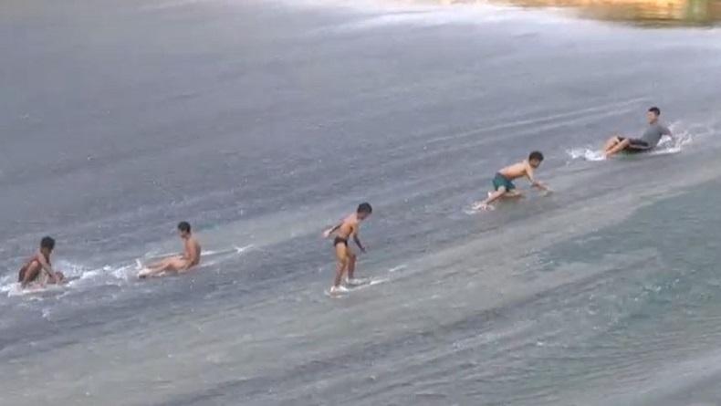 Isi Libur Sekolah, Sejumlah Anak Bermain Prosotan di Bendungan Pleret Semarang