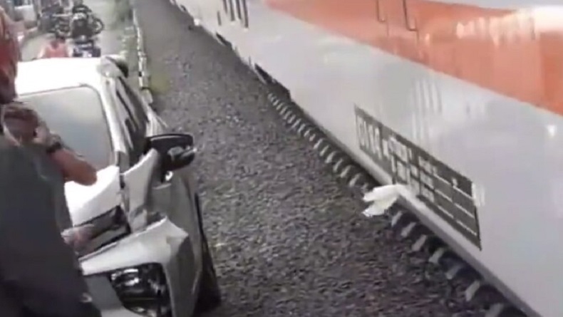 Viral Minibus Rusak Parah Terserempet KA Ciremai di Cimahi gegara Parkir Mepet Rel