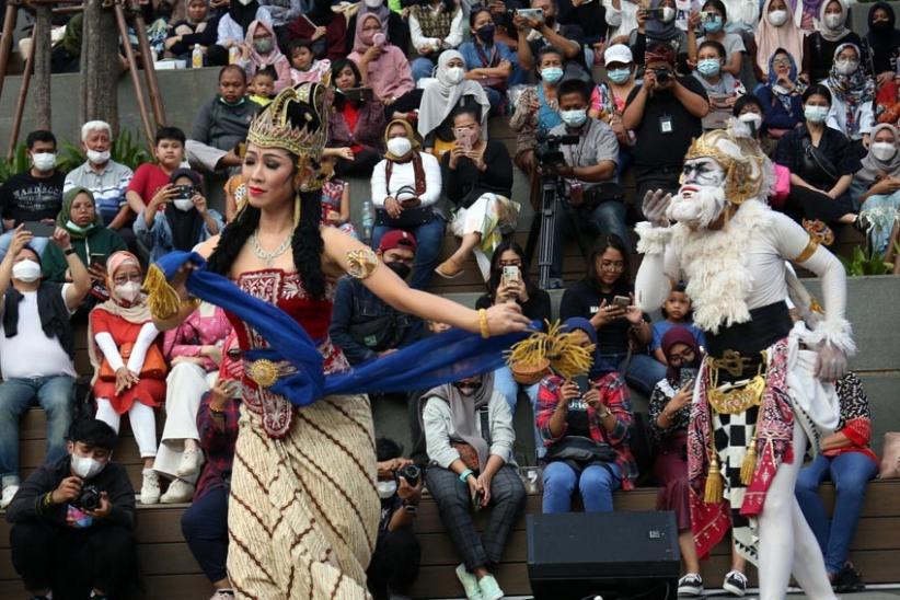 Suguhkan Pertunjukan Seni, Anjungan Sarinah Semakin Ramai Pengunjung - Bagian 6