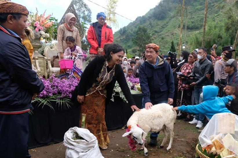 Sandiaga Uno Hadiri Upacara Potong Rambut Gimbal di Dataran Tinggi Dieng - Bagian 2