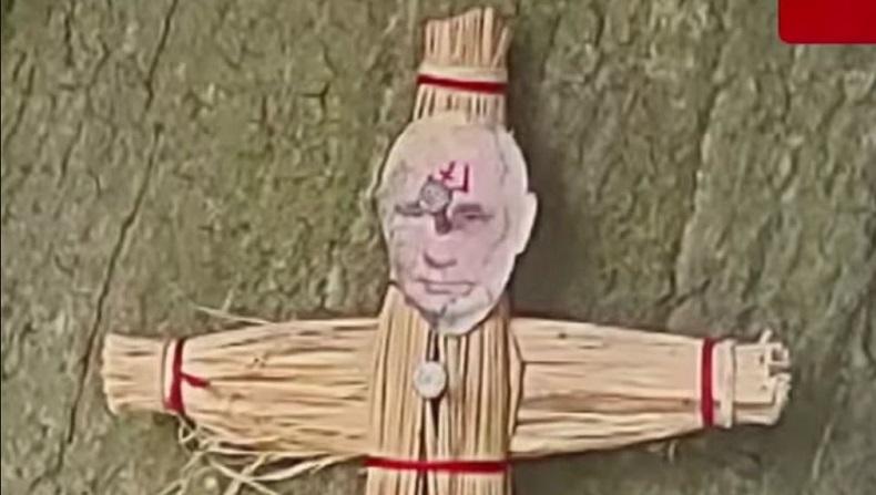 Serem, Lansia Ini Pasang Boneka Voodoo dengan Foto Putin di Kuil-Kuil