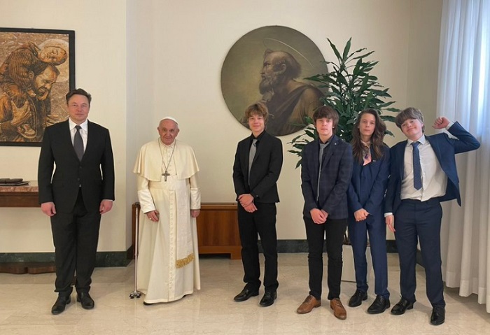  9 Hari Menghilang dari Twitter, Elon Musk Buat Kejutan Unggah Foto Bersama Paus Fransiskus