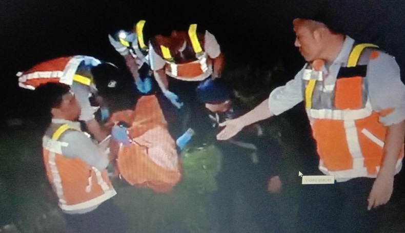 Dramatis, Petugas Evakuasi Korban Tewas yang Tergencet Kendaraan Ringsek di Tol Cipali