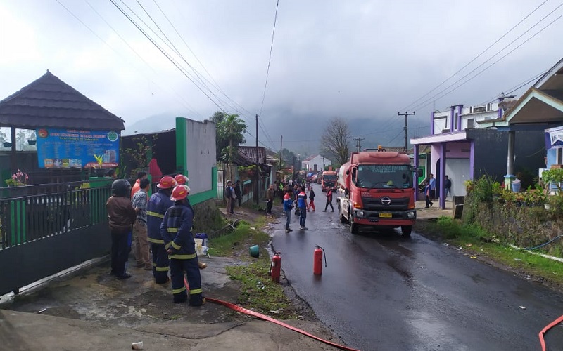 Truk Tangki BBM Bocor, Pertalite Berceceran di Jalan Raya Cisurupan Garut
