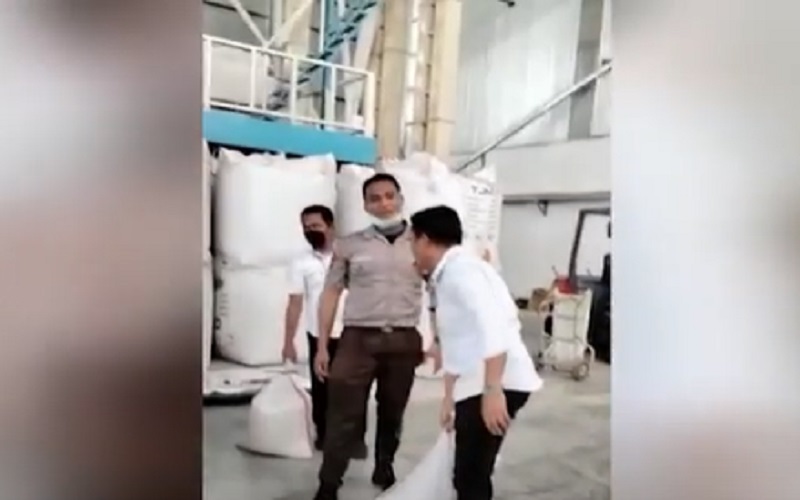 title Viral Polisi Dituding Ambil Paksa Sampel Beras di Gudang Warga, Ini Kata Polda Sumut Viral Polisi Dituding Ambil Paksa Sampel Beras di Gudang Warga, Ini Kata Polda Sumut