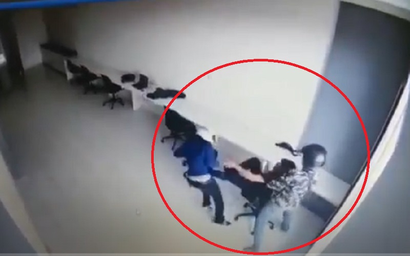 Viral Rekaman CCTV Pemuda Diserang 2 Orang Berhelm, Dicekik dari Belakang lalu Ditikam