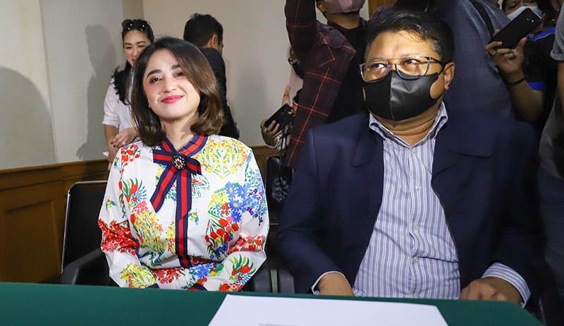 Senyum Dewi Perssik Jalani Sidang Cerai dengan Angga Wijaya - Bagian 2