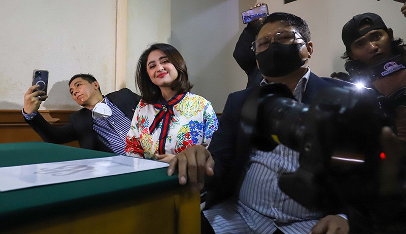 Senyum Dewi Perssik Jalani Sidang Cerai dengan Angga Wijaya - Bagian 1