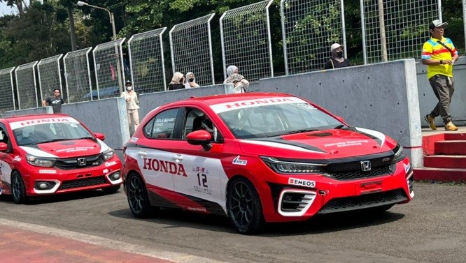 Baru Pelajari Karakter Mobil, 2 Pembalap Belia Honda Racing Rebut Juara di Seri 2 ISOM 