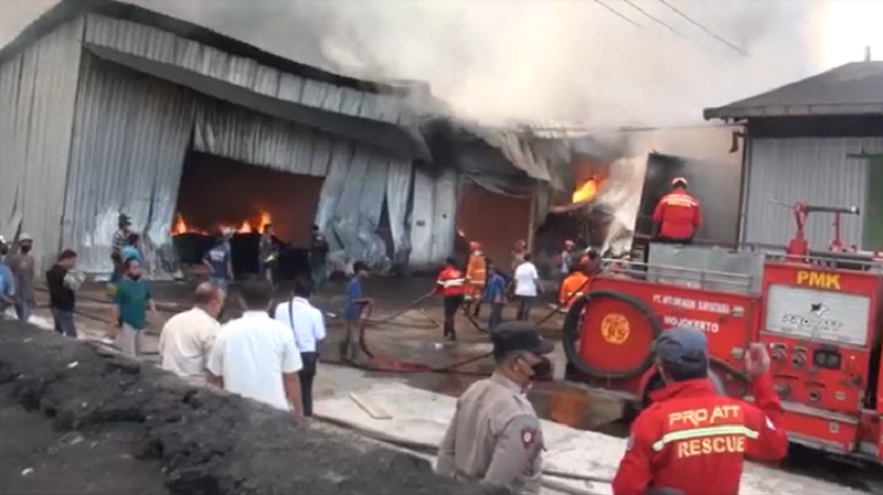 Pabrik Minyak Kopra di Mojokerto Terbakar Hebat, 2 Bangunan Ambruk