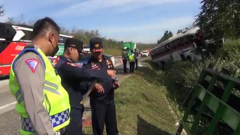 Polda Jabar Olah TKP Kecelakaan Maut Truk Ayam vs Bus Primajasa di Km 93.600 Tol Cipali Subang