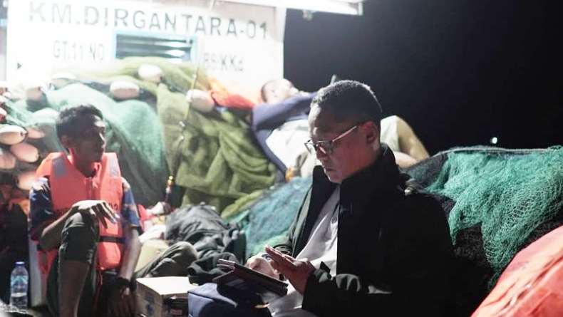 Coba Rasakan Aktivitas Nelayan, Bupati Ini Nekat Ikutan Melaut