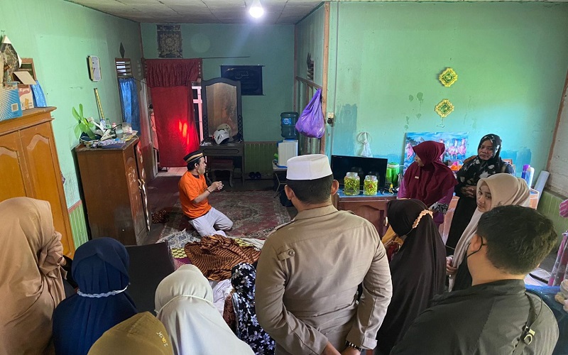 Pakai Baju Tahanan, Napi Ini Dapat Izin Melihat Jenazah Ibu hingga Antar ke Permakaman 