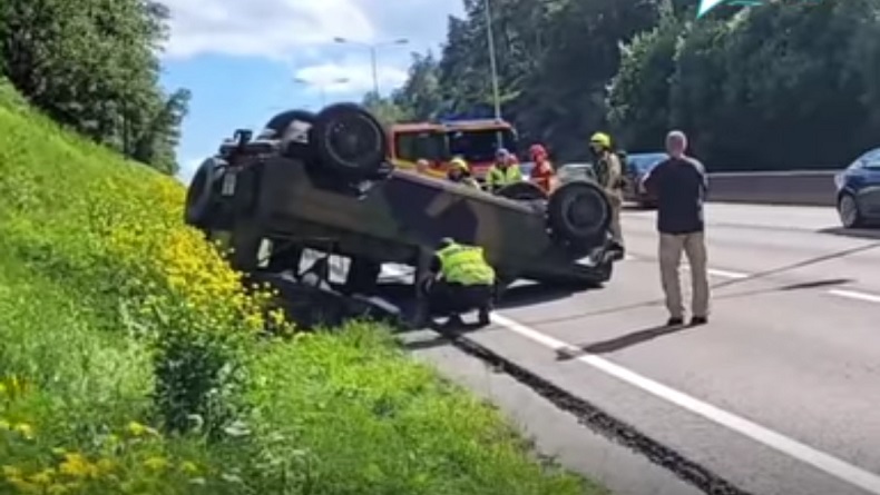 title Mobil Kelompok Anti-Islam Kecelakaan seusai Aksi Bakar Kitab Suci Alquran Mobil Kelompok Anti-Islam Kecelakaan seusai Aksi Bakar Kitab Suci Alquran