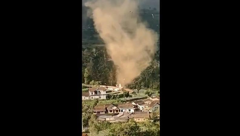 Puting Beliung Terjang Desa Ketep Magelang, 7 Rumah Warga Rusak