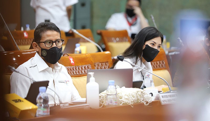 Sandiaga Uno dan Angela Tanoesoedibjo Ikuti Raker Strategi Pemulihan Pariwisata - Bagian 1