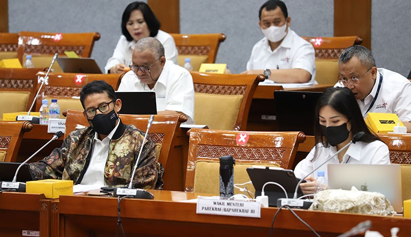 Sandiaga Uno dan Angela Tanoesoedibjo Ikuti Raker Strategi Pemulihan Pariwisata - Bagian 2