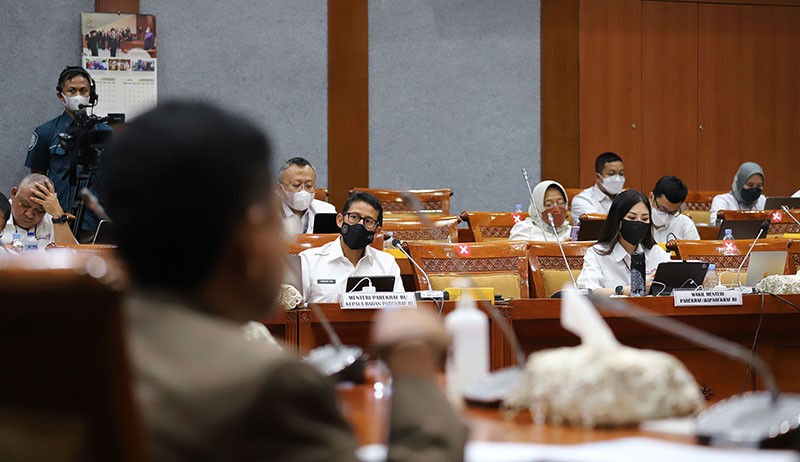 Sandiaga Uno dan Angela Tanoesoedibjo Ikuti Raker Strategi Pemulihan Pariwisata - Bagian 3