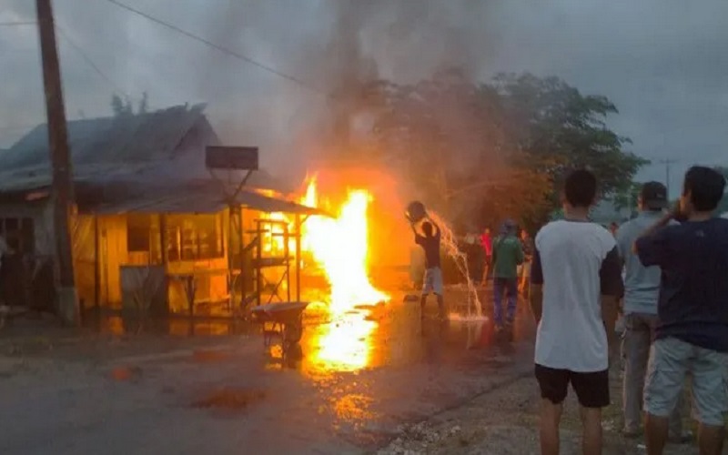 Rumah Penjual BBM Eceran di Sumbawa Hangus Terbakar 