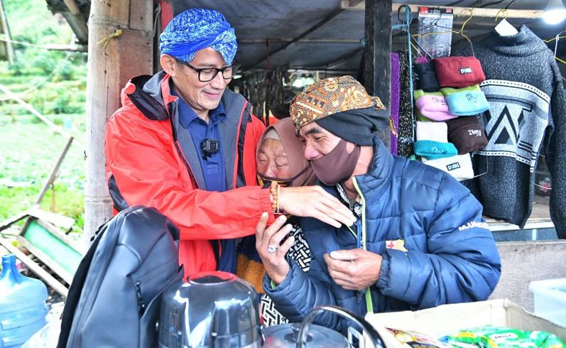 Sandiaga Uno Bantu Tingkatkan Ekonomi Pedagang Warung Kopi Tertua di Wonosobo