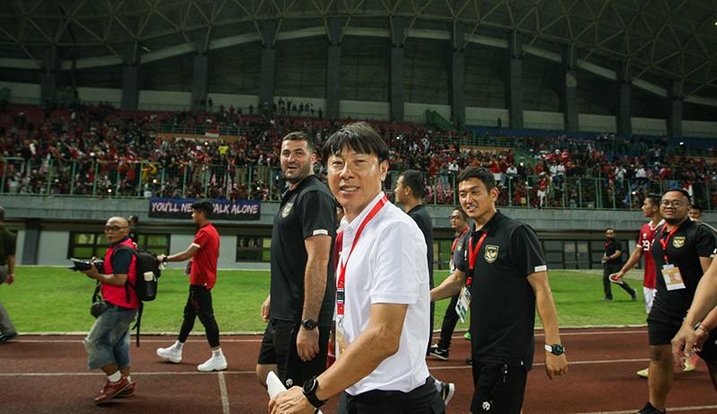 Momen Shin Tae-yong Keliling Stadion Datangi Suporter Timnas Indonesia - Bagian 3