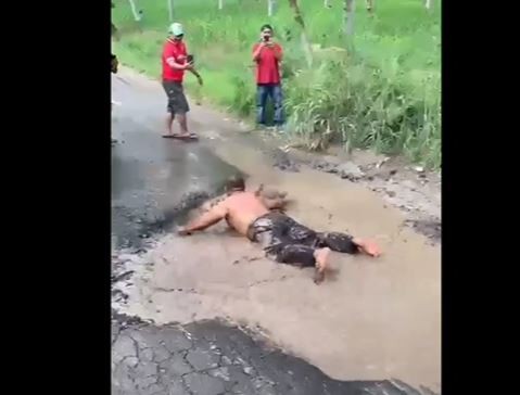Viral Warga Lampung Selatan Mandi Lumpur Protes Jalan Rusak Tak Diperbaiki