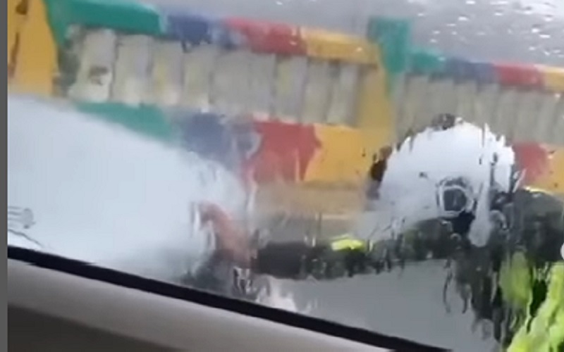Aksi Heroik Polisi Dorong Mobil Mogok Warga saat Hujan Sendirian, Warganet Colek Kapolri