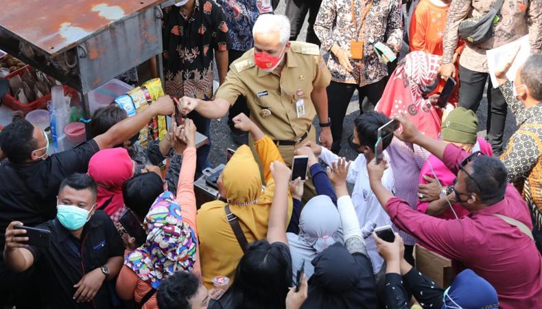 title Ganjar Dukung Perintah Jokowi : Pakai Masker Tidak Berat dan Tak Perlu Diprotes Ganjar Dukung Perintah Jokowi : Pakai Masker Tidak Berat dan Tak Perlu Diprotes