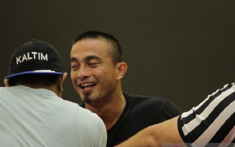 Astaga, Mantan Kiper Timnas Ini Isi Waktu dengan Adu Otot Klas Berat 