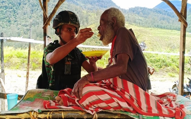 title Potret Tulus Prajurit TNI Suapi Kakek Sakit di Papua, Netizen: Bravo Pak Potret Tulus Prajurit TNI Suapi Kakek Sakit di Papua, Netizen: Bravo Pak