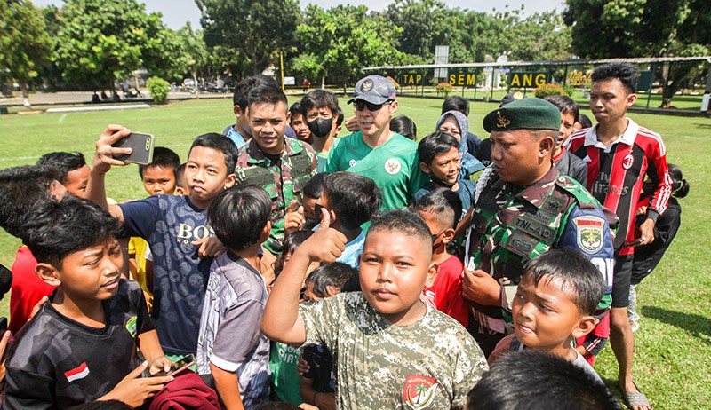 Shin Tae-yong jadi Sasaran Selfie Puluhan Bocah Usai Pimpin Latihan Timnas U-19 - Bagian 2