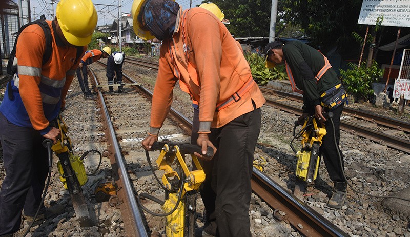 Begini Proses Perawatan Rel Kereta Api Jalur Manggarai-Tanah Abang - Bagian 1
